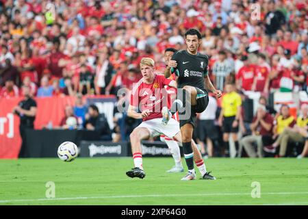 Columbia, South Carolina, USA. August 2024. Manchester United Stürmer RASMUS HOJLUND (9) beobachtet den Ball, während Liverpool-Mittelfeldspieler CURTIS JONES (17) den Ball tritt (Credit Image: © Maxwell Vittorio/ZUMA Press Wire) NUR REDAKTIONELLE VERWENDUNG! Nicht für kommerzielle ZWECKE! Stockfoto