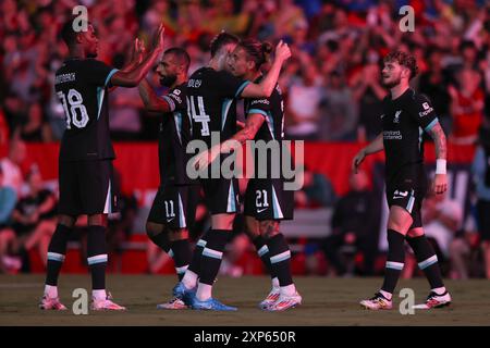 3. August 2024: Der Liverpool-Verteidiger Kostas Tsimikas (21) feiert ein Tor mit seinen Teamkollegen während des FC Series-Spiels zwischen Manchester United und Liverpool im Williams-Brice Stadium in Columbia, South Carolina. Greg Atkins/CSM Stockfoto