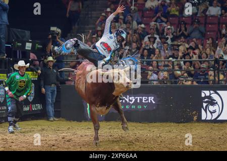 SONNENAUFGANG, FLORIDA - 2. AUGUST: Daylon Swearingen reitet Mesquite während der PBR: Camping World Team Series Freedom Days,Florida :Foto von Chris Arjoon Stockfoto