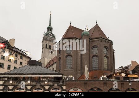 München, Deutschland - 22. Dezember 2023 - Marienplatz ein zentraler Platz im Stadtzentrum von München mit der St. Peter Kirche (Alter Peter), dem ältesten Pfarrhaus Stockfoto