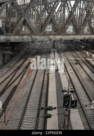 Frankreich, Paris - 05. Januar 2024 - Brücke Rue de l'Aqueduc (Viaduc de la rue de l'Aqueduc), erbaut über den Eisenbahnstrecken des gare de l'Est, Pont de Lafayette, C Stockfoto