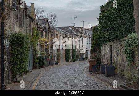 Edinburgh, Schottland - 16. Januar 2024 - Perspective View of Circus Lane ist eine malerische Kopfsteinpflasterstraße in Stockbridge of Edinburgh Stockfoto