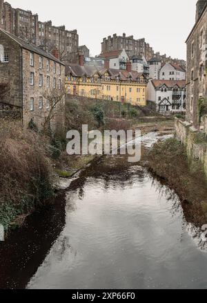 Edinburgh, Schottland - 16. Januar 2024 - malerisches Dean-Dorf mit Fluss und Fluss, das am Ufer des Wassers von Leith liegt. Raum für Tex Stockfoto