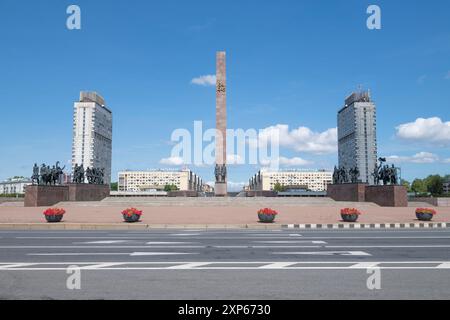 SANKT PETERSBURG, RUSSLAND - 30. JUNI 2024: Blick auf das Denkmal für die heldenhaften Verteidiger von Leningrad an einem sonnigen Junitag. Siegesplatz Stockfoto