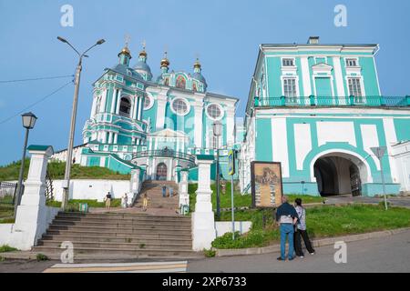 SMOLENSK, RUSSLAND - 12. JULI 2024: Touristen an einem sonnigen Juli-Tag in der antiken Himmelfahrt-Kathedrale Stockfoto