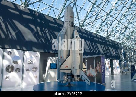 KALUGA, RUSSLAND - 14. JULI 2024: Modell des wiederverwendbaren Raumtransportsystems (MKTS) Energia - Buran. Staatliches Museum der Geschichte der Kosmonautik Stockfoto