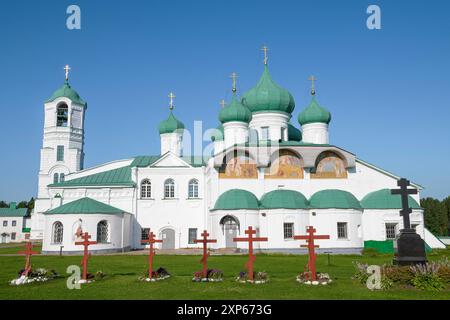 STARAYA SLOBODA, RUSSLAND - 26. JULI 2024: Alte Kathedrale der Verklärung des Erlösers des Alexander-Svirski-Klosters an einem sonnigen Juli-Tag Stockfoto