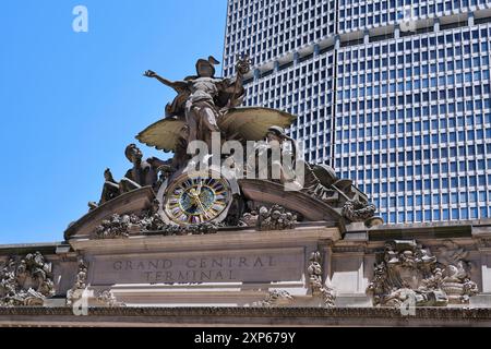 Äußere des Grand Central Terminals in Manhattan mit römischen mythischen Skulpturen aus dem Jahr 1914, die Glory of Commerce genannt werden Stockfoto