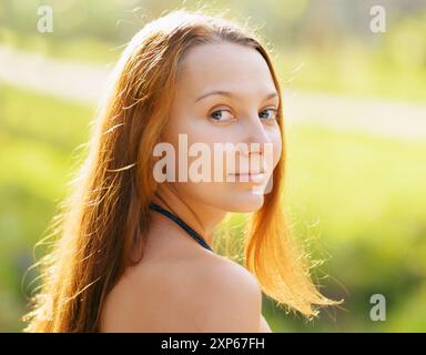 Portrait von junge schöne Frau im freien Stockfoto