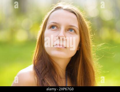 Portrait von junge schöne Frau im freien Stockfoto