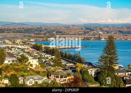 Der Blick vom Bluff Hill (Mataruahou) auf Napier West, West Shore und darüber hinaus den Hawkes Bay Airport auf der Nordinsel Neuseelands Stockfoto