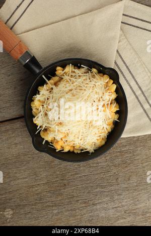 Koreanischer gebackener Maiskäse auf Gusseisen, Barbecue-Beilage Banchan Stockfoto
