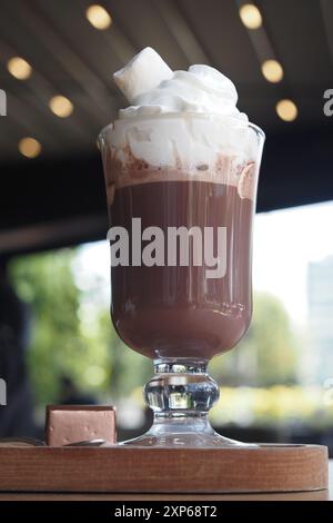 Genießen Sie eine gemütliche Tasse heiße Schokolade mit flauschiger Schlagsahne und herrlichen Marshmallows Stockfoto