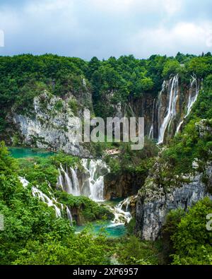 Majestätische Wasserfälle, die durch üppiges Grün in Kroatiens unberührter Natur kaskadieren und die ruhige Schönheit dieser atemberaubenden Landschaft einfangen. Stockfoto