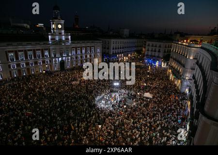 Madrid, Spanien. August 2024. Während der Demonstration versammeln sich viele Demonstranten. Venezolanische Dissidenten mit Sitz in Madrid gegen Nicolas Maduro protestieren in Puerta del Sol "zugunsten der Freiheit Venezuelas und zur Ablehnung von Wahlbetrug". Quelle: SOPA Images Limited/Alamy Live News Stockfoto