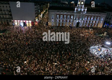 Madrid, Spanien. August 2024. Während der Demonstration versammeln sich viele Demonstranten. Venezolanische Dissidenten mit Sitz in Madrid gegen Nicolas Maduro protestieren in Puerta del Sol "zugunsten der Freiheit Venezuelas und zur Ablehnung von Wahlbetrug". Quelle: SOPA Images Limited/Alamy Live News Stockfoto