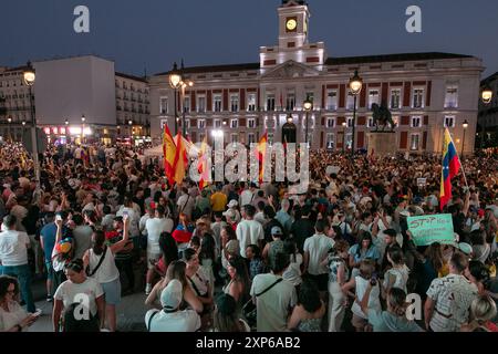 Madrid, Spanien. August 2024. Während der Demonstration versammeln sich viele Demonstranten. Venezolanische Dissidenten mit Sitz in Madrid gegen Nicolas Maduro protestieren in Puerta del Sol "zugunsten der Freiheit Venezuelas und zur Ablehnung von Wahlbetrug". Quelle: SOPA Images Limited/Alamy Live News Stockfoto