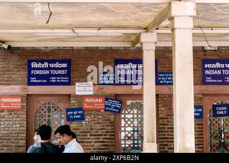 Eintritt zum Qutb Minar Komplex in Delhi/Indien, mit verschiedenen Preisen für ausländische und lokale Besucher. Juli 2024. Stockfoto