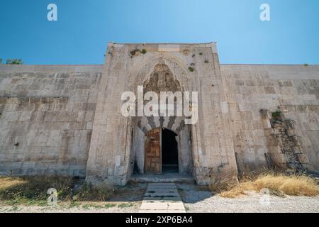 Susuz Caravanserai, erbaut von Giyaseddin Keykubad bin Keyhusrev, liegt an der Antalya Burdur Straße. Susuz kervansarayi Stockfoto