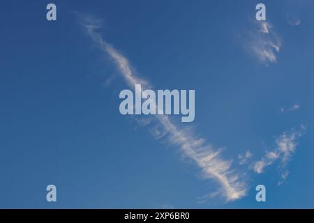 Dünne, federleichte Wolke erzeugt einen Spike in the Sky Stockfoto