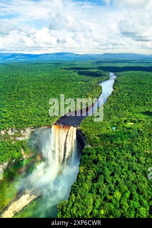 Luftaufnahme der Kaieteur Falls im Amazonas-Regenwald von Guyana. Einer der höchsten und mächtigsten Wasserfälle der Welt Stockfoto