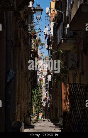 Blick auf eine sehr enge Gasse in Ortigia Stockfoto