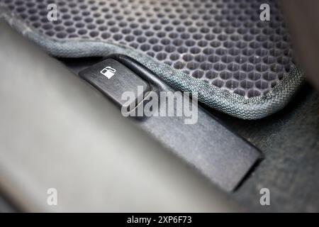 Tankgasklappenhebel zum Ziehen des Knopfes zum Öffnen des Tankdeckels Nahaufnahme selektiver Fokusaufnahme. Stockfoto