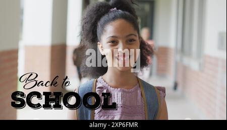 Bild des Schultextes über glückliches birassisches Schulmädchen in der Schule Stockfoto