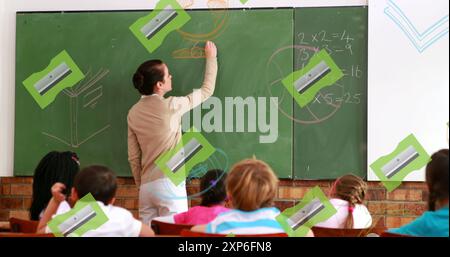 Bild von fallendem Schulbedarf über diversen Schulkindern in der Schule Stockfoto