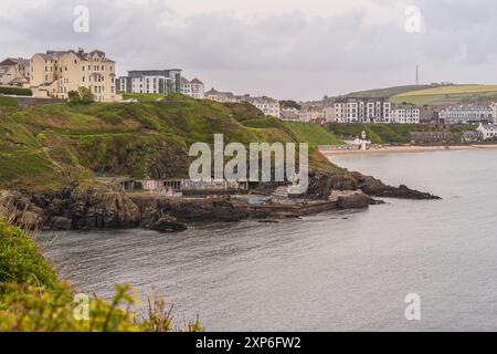 Nahe Port Erin, Rushen, Isle of man - 19. Mai 2023: Blick auf die Clearwater Sea Farm und Port Erin von Bredda Head Stockfoto