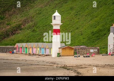 Port Erin, Rushen, Isle of man - 18. Mai 2023: Port Erin Beach mit Strandhütten und Leuchtturm am Strand Stockfoto