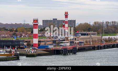 Europort, Hafen Rotterdam, Südholland, Niederlande - 15. November 2022: Leuchttürme in der Nähe des Piers der Stena Line Fähre nach Harwich in Hoek van Stockfoto