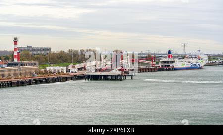 Europort, Hafen Rotterdam, Südholland, Niederlande - 15. November 2022: Der Pier der Stena Line Fähre nach Harwich in Hoek van Holland Stockfoto