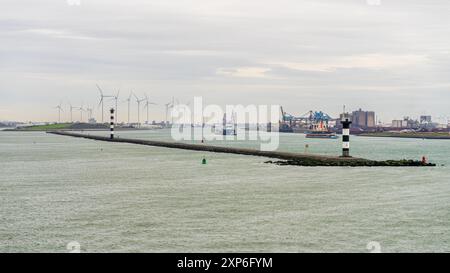 Europort, Hafen Rotterdam, Südholland, Niederlande - 15. November 2022: Leuchttürme und Windturbinen an der Ausfahrt vom Hafen Stockfoto