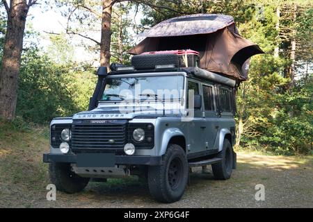 Englands Allrad -Kultauto Landrover Defender in verschiedenen Aktionen und Positionen. 122 PS, 90 kw, 4 Zylinder, Gangmanuell, Antrieb, Allrad, permanent, permanent Allrad, Mitten Differenzialsperre, Lehrgewicht 2126 kg, Zeitgewicht jetzt 3500kg, Baujahr 2010, Diesel, Landrover Defender *** Englands Allrad Kultfahrzeug Landrover Defender in verschiedenen Aktionen und Positionen 122 ps, 90 kw, 4 Zylinder, Schaltgetriebe, Antrieb, Allrad, permanent, permanentes Allrad, mittlere Differentialsperre, Leergewicht 2126 kg, aktuelles Gewicht 3500 kg, Baujahr 2010, Diesel, Landrover Defender Stockfoto