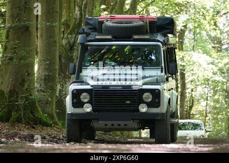 Englands Allrad -Kultauto Landrover Defender in verschiedenen Aktionen und Positionen. 122 PS, 90 kw, 4 Zylinder, Gangmanuell, Antrieb, Allrad, permanent, permanent Allrad, Mitten Differenzialsperre, Lehrgewicht 2126 kg, Zeitgewicht jetzt 3500kg, Baujahr 2010, Diesel, Landrover Defender *** Englands Allrad Kultfahrzeug Landrover Defender in verschiedenen Aktionen und Positionen 122 ps, 90 kw, 4 Zylinder, Schaltgetriebe, Antrieb, Allrad, permanent, permanentes Allrad, mittlere Differentialsperre, Leergewicht 2126 kg, aktuelles Gewicht 3500 kg, Baujahr 2010, Diesel, Landrover Defender Stockfoto