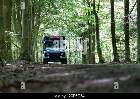 Englands Allrad -Kultauto Landrover Defender in verschiedenen Aktionen und Positionen. 122 PS, 90 kw, 4 Zylinder, Gangmanuell, Antrieb, Allrad, permanent, permanent Allrad, Mitten Differenzialsperre, Lehrgewicht 2126 kg, Zeitgewicht jetzt 3500kg, Baujahr 2010, Diesel, Landrover Defender *** Englands Allrad Kultfahrzeug Landrover Defender in verschiedenen Aktionen und Positionen 122 ps, 90 kw, 4 Zylinder, Schaltgetriebe, Antrieb, Allrad, permanent, permanentes Allrad, mittlere Differentialsperre, Leergewicht 2126 kg, aktuelles Gewicht 3500 kg, Baujahr 2010, Diesel, Landrover Defender Stockfoto