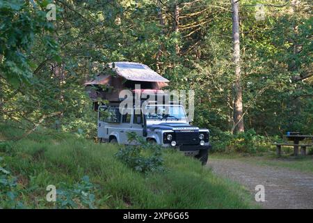 Englands Allrad -Kultauto Landrover Defender in verschiedenen Aktionen und Positionen. 122 PS, 90 kw, 4 Zylinder, Gangmanuell, Antrieb, Allrad, permanent, permanent Allrad, Mitten Differenzialsperre, Lehrgewicht 2126 kg, Zeitgewicht jetzt 3500kg, Baujahr 2010, Diesel, Landrover Defender *** Englands Allrad Kultfahrzeug Landrover Defender in verschiedenen Aktionen und Positionen 122 ps, 90 kw, 4 Zylinder, Schaltgetriebe, Antrieb, Allrad, permanent, permanentes Allrad, mittlere Differentialsperre, Leergewicht 2126 kg, aktuelles Gewicht 3500 kg, Baujahr 2010, Diesel, Landrover Defender Stockfoto