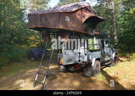 Englands Allrad -Kultauto Landrover Defender in verschiedenen Aktionen und Positionen. 122 PS, 90 kw, 4 Zylinder, Gangmanuell, Antrieb, Allrad, permanent, permanent Allrad, Mitten Differenzialsperre, Lehrgewicht 2126 kg, Zeitgewicht jetzt 3500kg, Baujahr 2010, Diesel, Landrover Defender *** Englands Allrad Kultfahrzeug Landrover Defender in verschiedenen Aktionen und Positionen 122 ps, 90 kw, 4 Zylinder, Schaltgetriebe, Antrieb, Allrad, permanent, permanentes Allrad, mittlere Differentialsperre, Leergewicht 2126 kg, aktuelles Gewicht 3500 kg, Baujahr 2010, Diesel, Landrover Defender Stockfoto