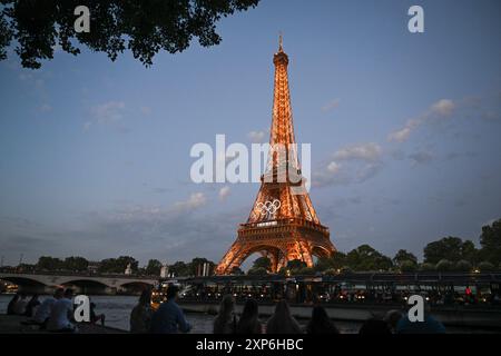 Paris, Frankreich. Juli 2024. Bürger und Touristen sehen den beleuchteten Eiffelturm in Paris, Frankreich, 1. Juli 2024. Quelle: He Changshan/Xinhua/Alamy Live News Stockfoto