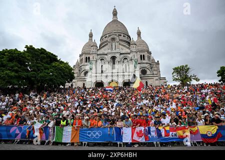 Paris, Frankreich. August 2024. Zuschauer sehen die Radfahrstraße rac für Männer bei den Olympischen Spielen 2024 in Paris, Frankreich, 3. August 2024. Quelle: Hu Huhu/Xinhua/Alamy Live News Stockfoto
