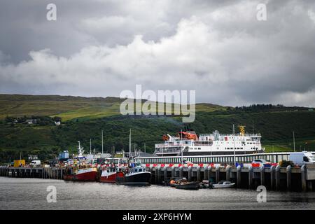 Ein bewölktes HDR-Bild der MV Innse Gall, MV Hebriden Inseln, die bei Uig auf der Isle of Skye, Schottland, aussteigen. 27. Juli 2024 Stockfoto