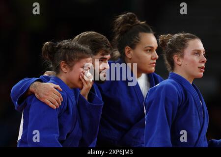 Paris, Frankreich. August 2024. Julien Mattia/Le Pictorium - Judo - Team Events - Paris 2024 - 04/08/2024 - France/Ile-de-France (Region)/Paris - Veronica Toniolo (ITA) in Tränen nach der Niederlage gegen Brasilien während der Finalspiele des Judo-Teams bei den Olympischen Spielen in Paris zwischen Italien und Brasilien, im Grand Palais Ephemere, 3. August, 2024 Credit: LE PICTORIUM/Alamy Live News Stockfoto