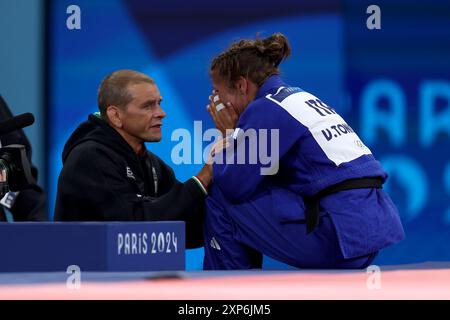 Paris, Frankreich. August 2024. Julien Mattia/Le Pictorium - Judo - Team Events - Paris 2024 - 04/08/2024 - France/Ile-de-France (Region)/Paris - Veronica Toniolo (ITA) in Tränen nach der Niederlage gegen Brasilien während der Finalspiele des Judo-Teams bei den Olympischen Spielen in Paris zwischen Italien und Brasilien, im Grand Palais Ephemere, 3. August, 2024 Credit: LE PICTORIUM/Alamy Live News Stockfoto