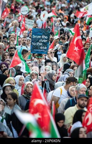 Istanbul, Türkei. August 2024. Die Demonstranten schwingen Flaggen und ein Plakat während der Demonstration. Pro-palästinensische Demonstranten versammelten sich auf dem Istanbuler Hagia-Sophia-Platz, um die Ermordung des Hamas-Führers Ismail Haniyeh zu verurteilen. Tausende von Menschen nahmen an der Veranstaltung "letzter Aufruf von Martyr Haniyeh" Teil, die von der Palästinensischen Unterstützungsplattform organisiert wurde. Quelle: SOPA Images Limited/Alamy Live News Stockfoto