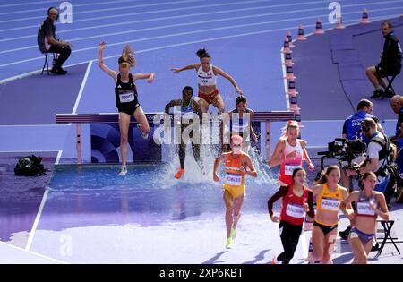 Die britische Aimee Pratt während der 3000-m-Steeplechase-Runde der Frauen im Stade de France am neunten Tag der Olympischen Spiele 2024 in Frankreich. Bilddatum: Sonntag, 4. August 2024. Stockfoto