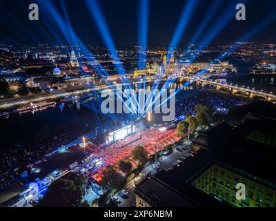 Sachsen, Kaiser-Mania in Dreden - Luftbilder Kaisermania 2024 die Kaisermania in Dresden ist eines der größten Musikevents Deutschlands, dabei tritt der berühmte Sänger mit Band am Königsufer auf dem Gelände der Dresdner Filmnächte vor großem Publikum auf. Dabei hören noch Zehntausende Fans auf den Elbwiesen und der Brühlschen Terrasse mit. Dresden Sachsen Deutschland *** Kaisermania 2024 die Kaisermania in Dresden ist eines der größten Musikveranstaltungen in Deutschland. Die berühmte Sängerin und Band tritt auf dem Königsufer auf dem Gelände der Dresdner Filmnächte vor einem großen Publikum auf Stockfoto