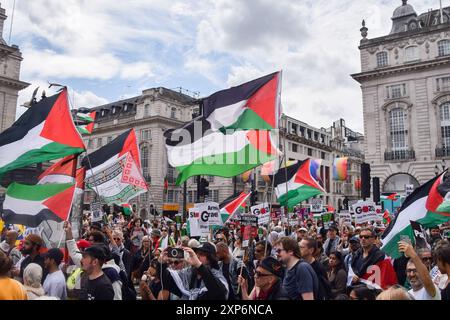 3. August 2024, London, England, Vereinigtes Königreich: Demonstranten passieren den Piccadilly Circus. Tausende von Menschen marschierten in Solidarität mit Palästina und forderten einen Waffenstillstand und forderten die britische Regierung auf, die Bewaffnung Israels einzustellen, während der Krieg in Gaza andauert. (Kreditbild: © Vuk Valcic/ZUMA Press Wire) NUR REDAKTIONELLE VERWENDUNG! Nicht für kommerzielle ZWECKE! Stockfoto