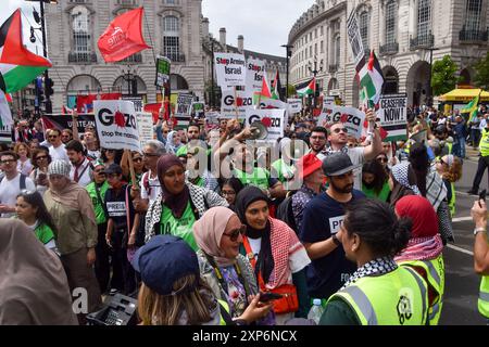 3. August 2024, London, England, Vereinigtes Königreich: Demonstranten passieren den Piccadilly Circus. Tausende von Menschen marschierten in Solidarität mit Palästina und forderten einen Waffenstillstand und forderten die britische Regierung auf, die Bewaffnung Israels einzustellen, während der Krieg in Gaza andauert. (Kreditbild: © Vuk Valcic/ZUMA Press Wire) NUR REDAKTIONELLE VERWENDUNG! Nicht für kommerzielle ZWECKE! Stockfoto