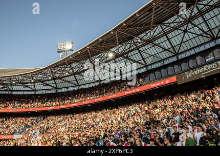 ROTTERDAM - Feyenoord Fans in de Kuip während des Freundschaftsspiels zwischen Feyenoord und AS Monaco im Feyenoord Stadium de Kuip am 31. Juli 2024 in Rotterdam, Niederlande. ANP | Hollandse Hoogte | BART STOUTJESDIJK Stockfoto